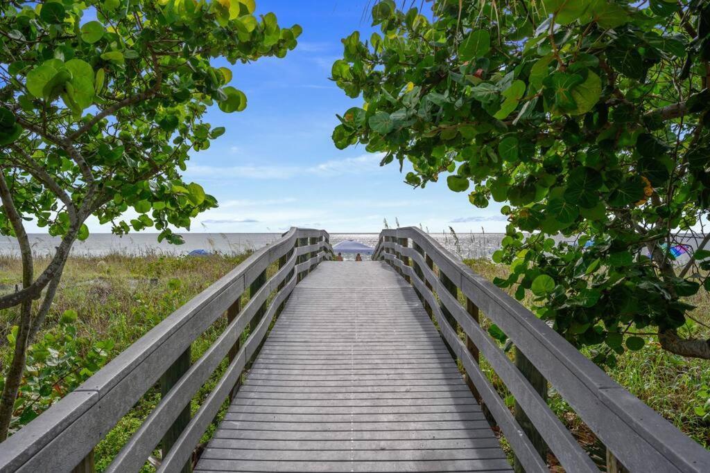 The Spanish Beach Home Only 10Mins From The Beach! Largo Bagian luar foto